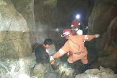 贵州毕节四村民探险被困百余米深洞，消防等部门9小时救出人