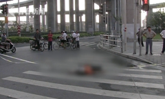 17岁摩托骑手高架坠亡:违法、超速且技术不佳